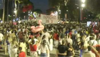 Protesta e 50-të kundër qeverisë, qytetarët marshojnë në rrugët e Tiranës: Rama jepe dorëheqjen!