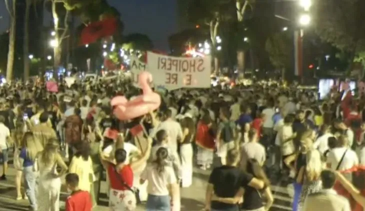Protesta e 50-të kundër qeverisë, qytetarët marshojnë në rrugët e Tiranës: Rama jepe dorëheqjen!