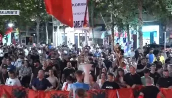 Protesta e 51 kundër Ramës/ Protestuesit thirrje para Kuvendit: Në datën 23 të jemi këtu! Parlament i krimit