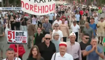 Protesta e 51 kundër Ramës, qytetarët nisen drejt Kryeministrisë! Protestuesit thirrje: Arresto Ballukun