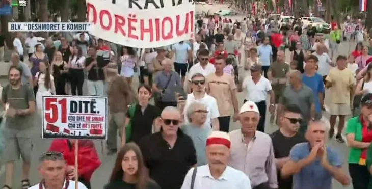 Protesta e 51 kundër Ramës, qytetarët nisen drejt Kryeministrisë! Protestuesit thirrje: Arresto Ballukun