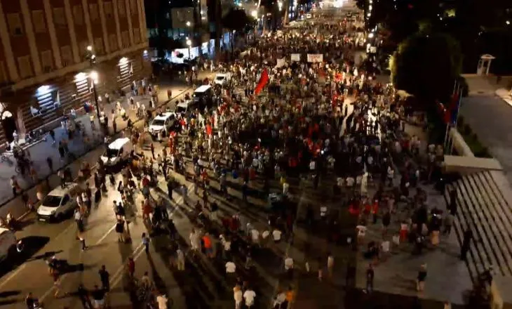 Protesta e 58-të para Kryeministrisë, qytetarët: 1 mijë policë mbrojtën sot Kuvendin, kjo tregon frikën e pushtetit