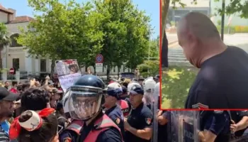 “Protesta e bukur ia ka lënë vendin konfliktit dhe dhunës”, Balla nxjerr videon e policit të lënduar: 32 vite në detyrë, sot u gjakos