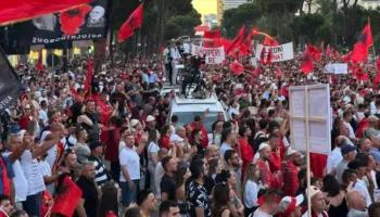 Protesta e mijëra shqiptarëve, DW artikull për 35 ditët e tubimit: Këtë regjim do ta çojmë në kazanin e plehrave!