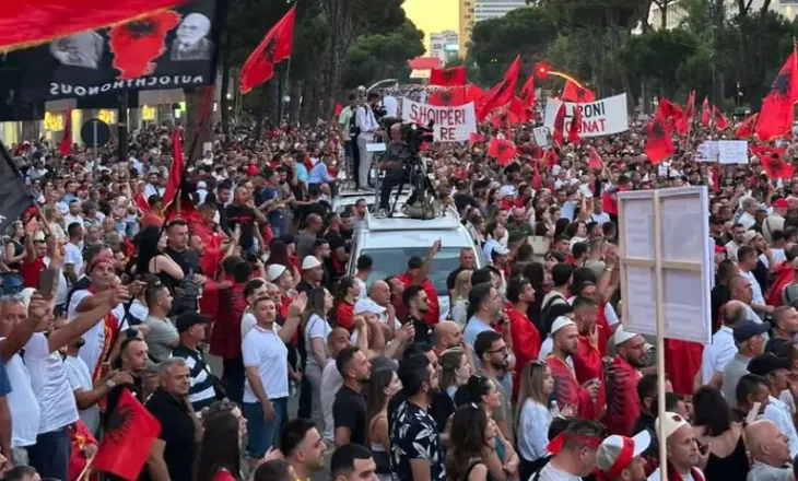 Protesta e mijëra shqiptarëve, DW artikull për 35 ditët e tubimit: Këtë regjim do ta çojmë në kazanin e plehrave!