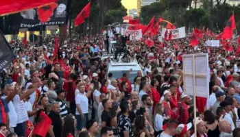 Protesta e mijëra shqiptarëve/ DW jehonë 35 ditëve tubim: Këtë regjim do ta çojmë në kazanin e plehrave