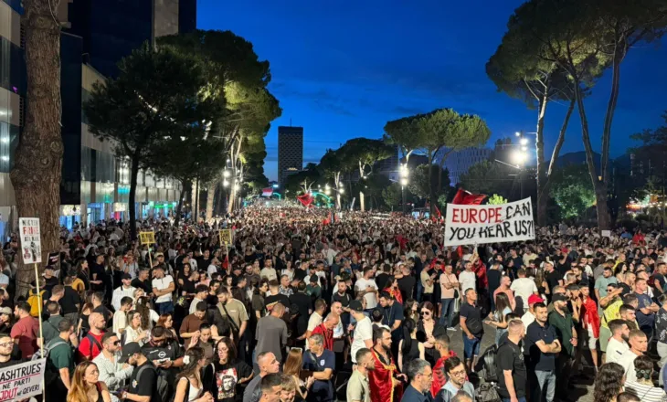 Protesta e radhës kundër qeverisë në ditën e 56-të, qytetarët mblidhen sërish sot te Kryeministria për largimin e Edi Ramës