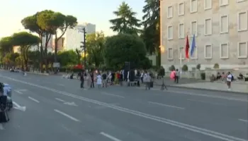 Protesta hyn në ditën e 37-ë, qytetarët protestojnë para Kryeministrisë