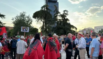 Protesta kombëtare për dorëheqjen e Ramës, nis grumbullimi në sheshin ‘Skëndërbej’