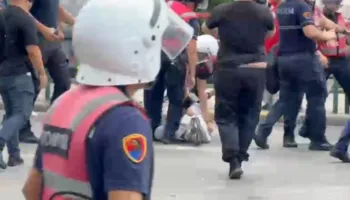 Protesta kundër Ramës/ Rritet numri i të shoqëruarve nga policia!  Të shtrirë në tokë, momenti kur qytetarët merren…