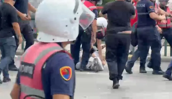 Protesta kundër Ramës/ Rritet numri i të shoqëruarve nga policia!  Të shtrirë në tokë, momenti kur qytetarët merren…