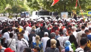Protesta me skenar të ri, qytetarët u zënë “pritë” ministrave dhe deputetëve, ja ku do të vendosen