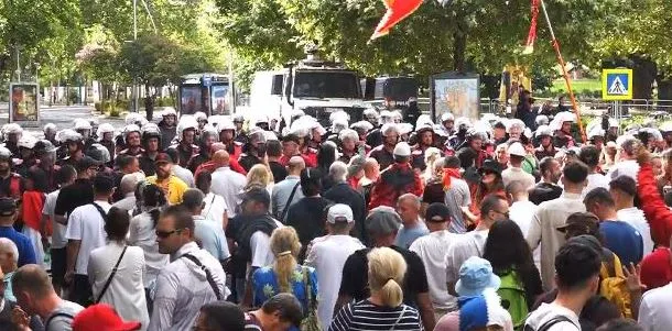 Protesta me skenar të ri, qytetarët u zënë “pritë” ministrave dhe deputetëve, ja ku do të vendosen