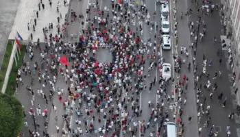 Protesta merr rrugët e Tiranës, qytetarët nisin xhiron e mbrëmjes
