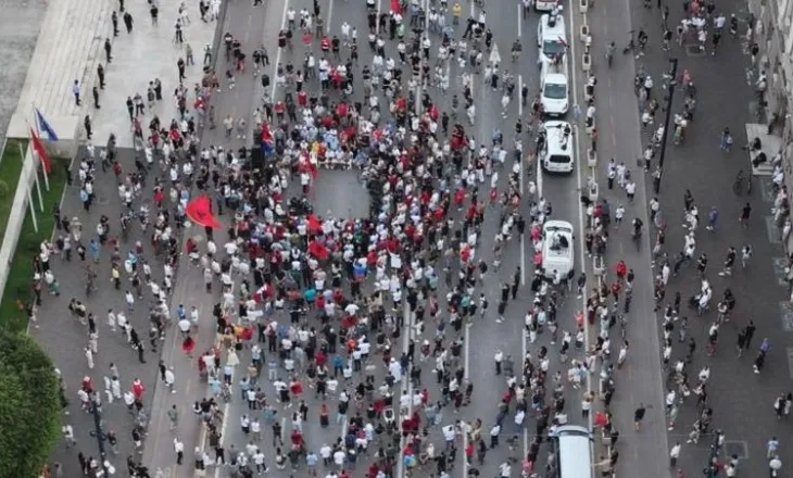 Protesta merr rrugët e Tiranës, qytetarët nisin xhiron e mbrëmjes
