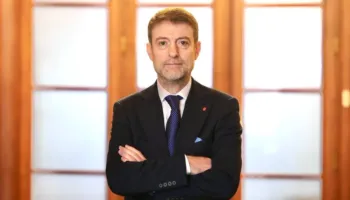 Protesta, ministri Hoxha: Devijoi nga flamingot te arkivoli, duhet dialog