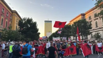 Protesta në ditën e 43-të, qytetarët marshojnë drejt Kryeministrisë