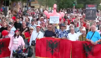 Protesta në ditën e 56-të, qytetarët mblidhen para Kryeministrisë dhe paralajmërojnë tubim të ri të hënën te Parlamenti