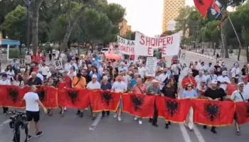 Protesta në ditën e 61-të/ Protestuesit në kor: Sara Mila, ushtare e sulltanit, ke të fala nga burgu Elbasani