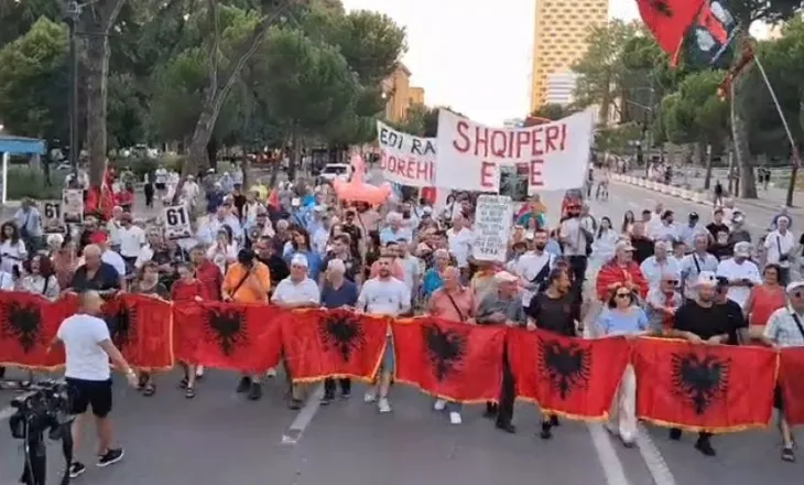 Protesta në ditën e 61-të/ Protestuesit në kor: Sara Mila, ushtare e sulltanit, ke të fala nga burgu Elbasani