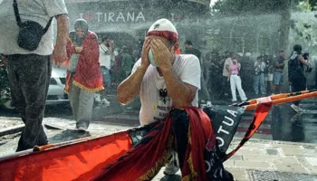 PROTESTA NE KUVEND/ DALIN NGA QELIA 21 TE NDALUAR