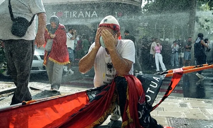 PROTESTA NE KUVEND/ DALIN NGA QELIA 21 TE NDALUAR