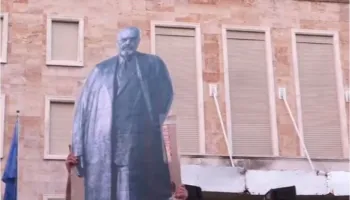 Protesta në Tiranë/ Imitohet rrëzimi i shtatores së Enver Hoxhës me foton e Ramës (FOTO)