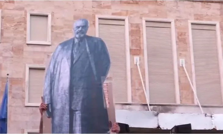 Protesta në Tiranë/ Imitohet rrëzimi i shtatores së Enver Hoxhës me foton e Ramës (FOTO)