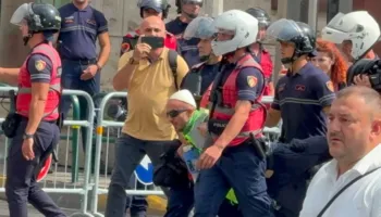Protesta para Kuvendit/ Policia tërheq zvarrë Arben Kolën, një nga organizatorët e protestës