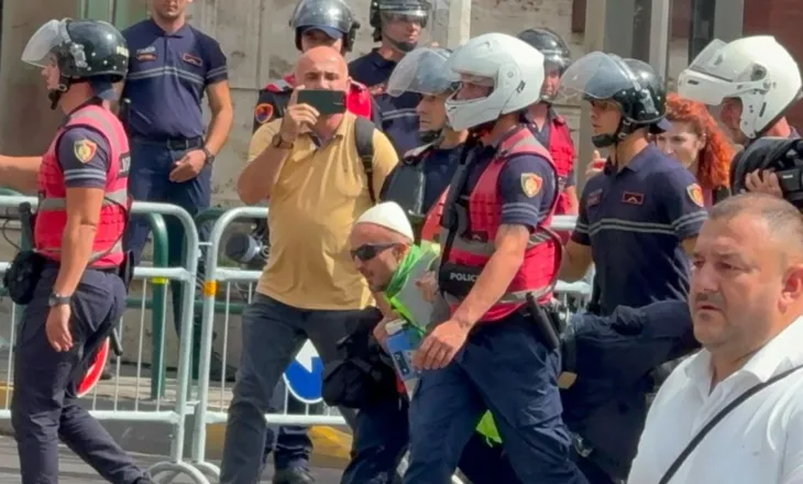 Protesta para Kuvendit/ Policia tërheq zvarrë Arben Kolën, një nga organizatorët e protestës
