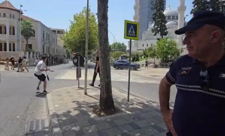 Protesta para Kuvendit, qytetarët sulmojnë me vezë makinat e deputetëve
