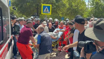 Protesta para Kuvendit, qytetari humbet ndjenjat dhe transportohet me urgjencë në spital
