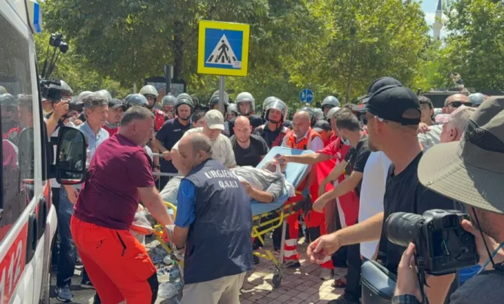 Protesta para Kuvendit, qytetari humbet ndjenjat dhe transportohet me urgjencë në spital