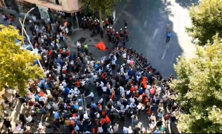 Protesta para Parlamentit, 21 protestues nën hetim dhe 2 në pranga pas përplasjeve me policinë