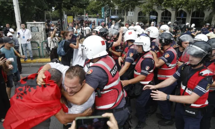 Protesta para Parlamentit, shoqërohen nga Policia 6 persona