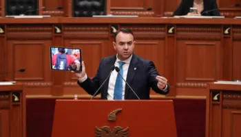 Protesta përpara Parlamentit, Balliu: Rama iu sul të rinjve për të mbrojtur veten, Belindën dhe aferat e tyre