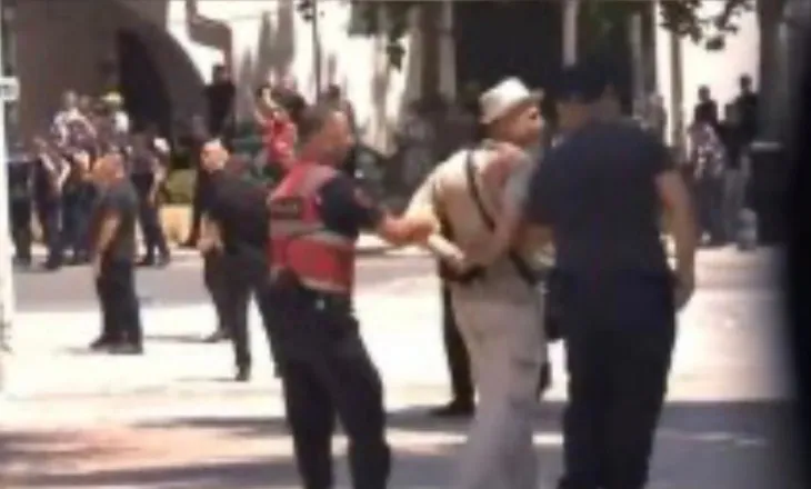 Protesta/ Policia shoqëron avokati Altin Goxhaj dhe disa qytetarë