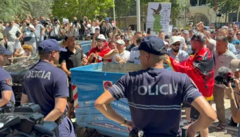 Protesta qytetare zhvendoset para Kuvendit më 23 korrik, aktivisti: T’i tregojmë Parlamentit se nuk na përfaqëson
