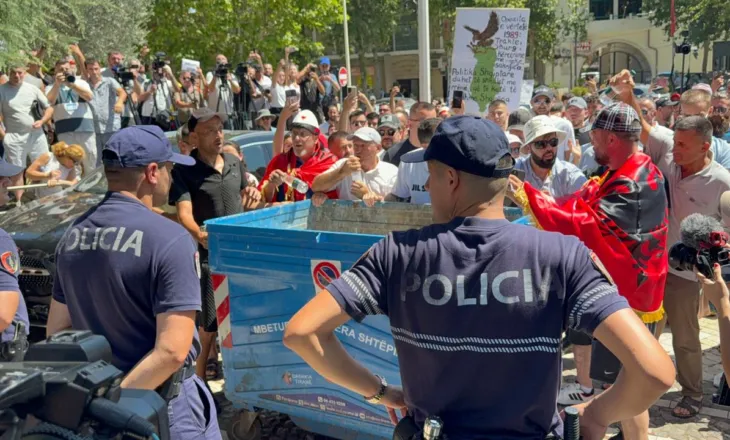 Protesta qytetare zhvendoset para Kuvendit më 23 korrik, aktivisti: T’i tregojmë Parlamentit se nuk na përfaqëson
