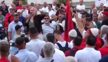 Protesta/ Qytetarja thirrje kryedemokratit: Sali Berisha, mos guxo, nuk vjen më në pushtet ti!