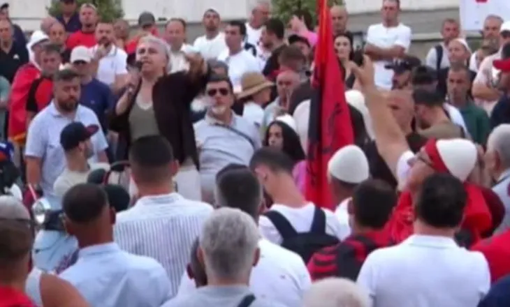 Protesta/ Qytetarja thirrje kryedemokratit: Sali Berisha, mos guxo, nuk vjen më në pushtet ti!