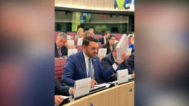 “Protesta, reagim demokratik ndaj korrupsionit të qeverisë”/ Këlliçi në PE: ’The Albanian Files’ dëshmi e falsifikimeve