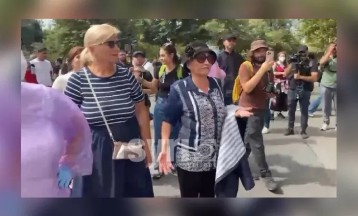 Protesta te Parlamenti/ Pensionistja: Zgjohuni se jeni pa fëmijë. Do vdisni vetëm nëpër shtëpia!