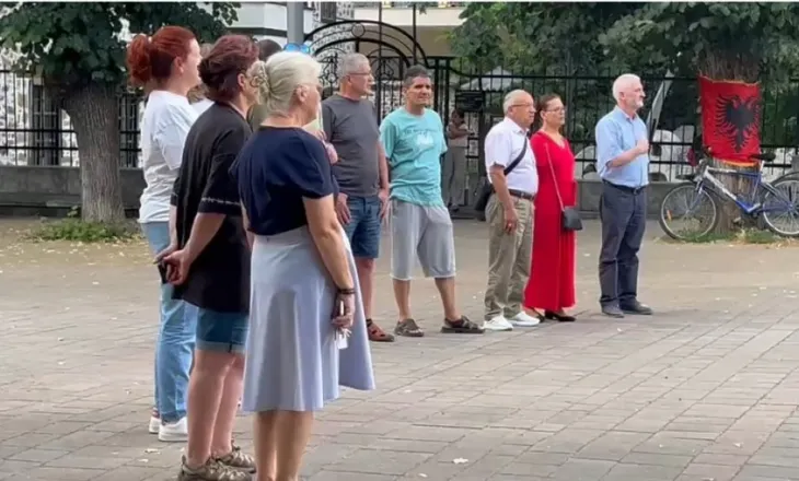 Protestat kundër qeverisë, qytetarët në Korçë vijojnë tubimet e përditshme: Rama të largohet