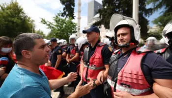 PROTESTE E DHUNSHME TE KUVENDI, ARRESTIME