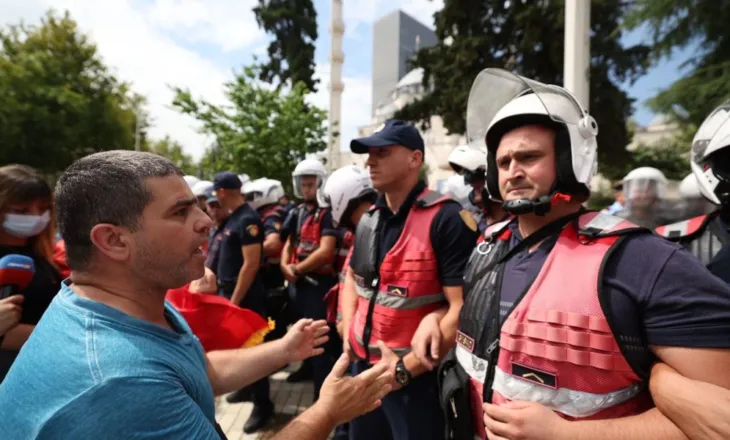 PROTESTE E DHUNSHME TE KUVENDI, ARRESTIME