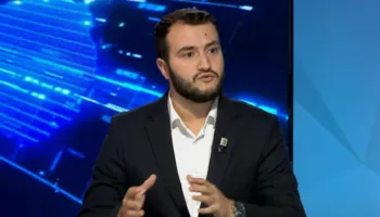 “Protestë historike për qëndrueshmërinë që ajo ka patur”/ Aktivisti: Qytetarët kërkojnë dorëheqje, është momenti