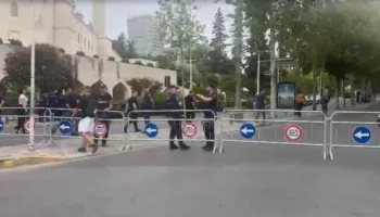 Protestë në seancën e fundit plenare, policia rrethon zonën përreth Parlamentit