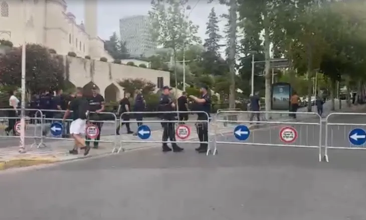 Protestë në seancën e fundit plenare, policia rrethon zonën përreth Parlamentit