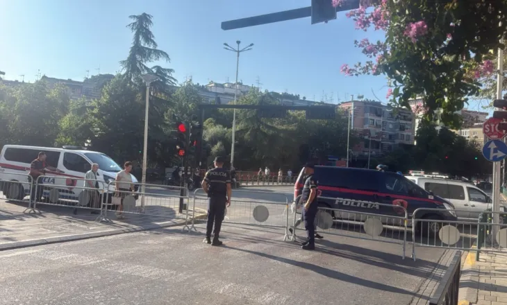 Protestë para Kuvendit/ Policia zgjeron perimetrin e sigurisë, vendos gardh metalik te kryqëzimi i “Rrugës së Elbasanit”